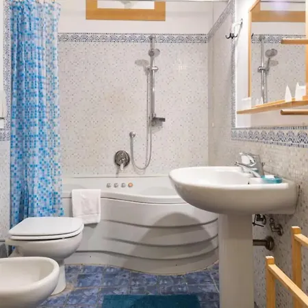 Spacious & Comfortable Apt, Near Station Apartment Milan